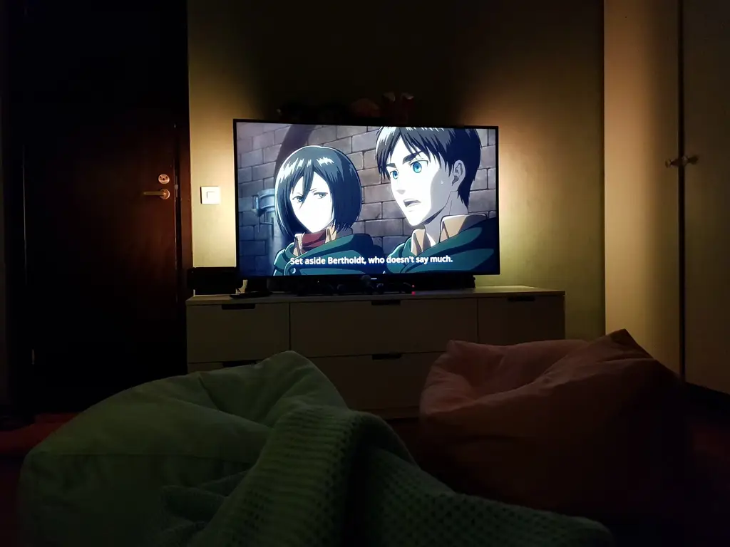 Menikmati Anime Gambar karakter anime menonton TV