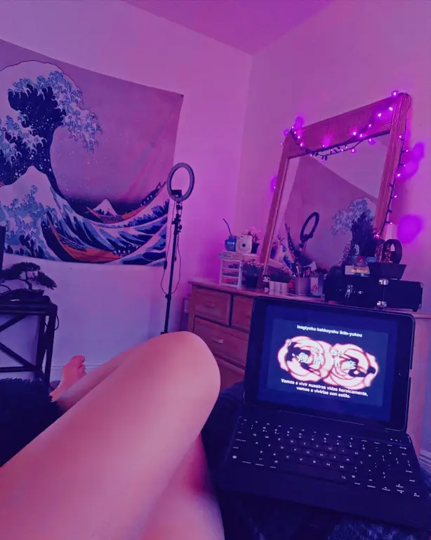 Menikmati Anime di Laptop Seseorang menonton anime di laptop